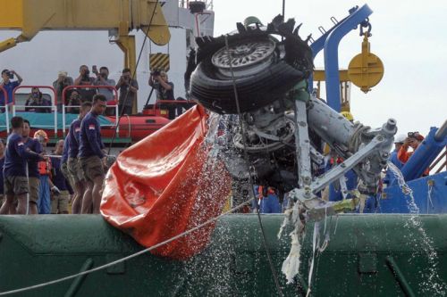 Zespół goleni podwozia głównego wyłowiony z morza po katastrofie lotu LNI610 / Zdjęcie: Internet
