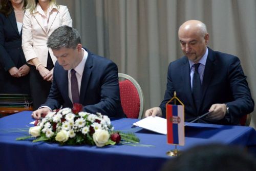 Memorandum zostało podpisane przez asystenta serbskiego ministra obrony Nenada Miloradovica i dyrektora ds. uzbrojenia Sił Zbrojnych Węgier Gáspára Marótha / Zdjęcie: MO Serbii 