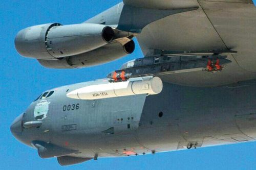 12 czerwca 2019 bombowiec B-52H wykonał pierwszy lot z makietą hiperdźwiękowej rakiety aerobalistycznej AGM-183A ARRW (Air Launched Rapid Response Weapon, Arrow). Wystartował z bazy Edwards. ARRW projektuje Lockheed Martin. Jej blok bojowy – Tactical Boost Glide (TBG) ma rozwijać prędkość nawet Ma20 i przenosić głowicę jądrową / Zdjęcie: US Air Force