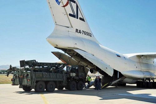 Dostawy drugiego kompletu bateryjnego kompleksów obrony powietrznej S-400 rozpoczęły 24 sierpnia 2019. Sprzęt trafiał, tak jak w przypadku poprzedniej baterii, do bazy lotniczej Mürted pod Ankarą / Zdjęcie: MO Turcji