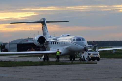 Gulfstream G600 kołuje do hangaru po lądowaniu na lotnisku Warszawa-Modlin / Zdjęcia: Bartosz Głowacki  