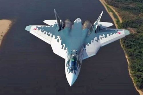 Przedseryjny Su-57 w locie. Jeszcze nie Zbrodniarz... / Zdjęcie: MO FR