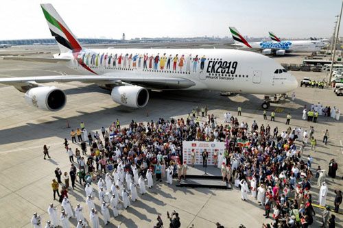 Uczestnicy lotu EK 2019 pozują do specjalnego zdjęcia grupowego po opuszczeniu pokładu / Zdjęcie: Emirates