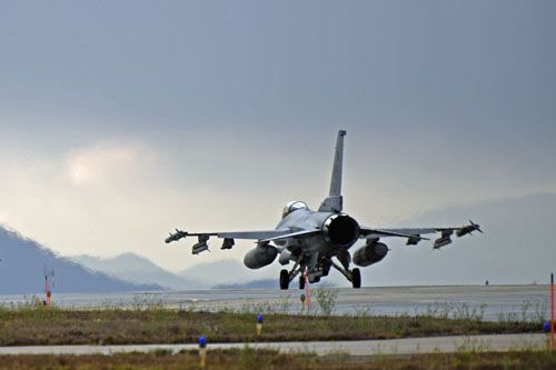 Myśliwiec F-16 kołuje po pasie startowym bazy Konsan w Republice Korei, 19 listopada 2019 / Zdjęcie: US Air Force – Staff Sgt. Mackenzie Mendez