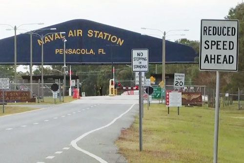 Wjazd do Naval Air Station Pensacola, gdzie saudyjski pilot zabił dziś 3 osoby / Zdjęcie: WALA