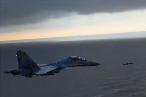 Jeden z Su-27UB lecący tuż za pociskiem R-360. Zdjęcie wykonane z drugiego samolotu tego typu, użytemu do obserwacji przebiegu testu / Zdjęcie: MO Ukrainy