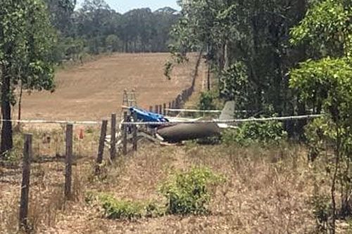 Samolot ultralekki Zenith Zodiac z dwoma mężczyznami na pokładzie spadł na ogrodzenie w zalesionym terenie w regionie Gladstone, podczas próby lądowania na prywatnym lądowisku / Zdjęcie: News Regional Media