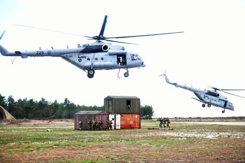 W ramach ceremonii inauguracji Wielonarodowego centrum szkolenia żołnierze HRZiPO i sił specjalnych przeprowadzili pokaz infiltracji siedziby terrorystów z użyciem śmigłowców Mi-171Sz osłanianych przez OH-58D / Zdjęcia: MO Chorwacji 