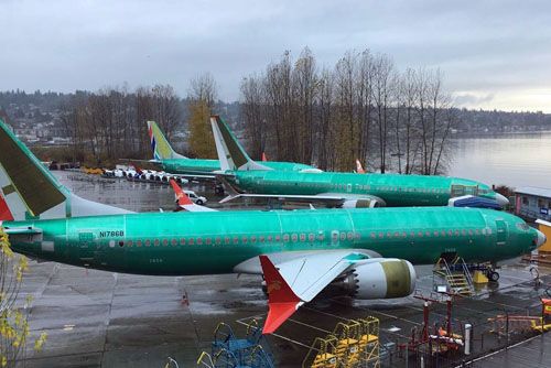 Boeingi 737 MAX, montowane w Renton i nieodbierane od blisko roku przez zamawiających, są umieszczane wszędzie, gdzie to możliwe / Zdjęcie: Twitter – SwissSchneider