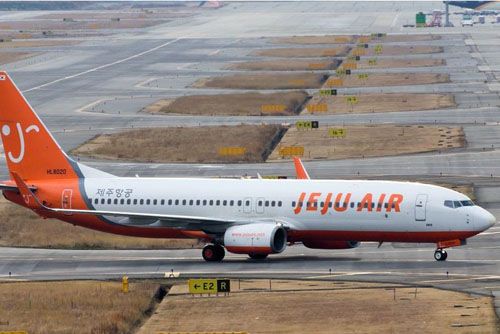 Linie Jeju Air przeżywają problemy z bezpieczeństwem lotów. Na początku grudnia południowokoreańskie ministerstwo infrastruktury i transportu nałożyło na nie trzy kary za nieprzestrzeganie procedur przez załogi w 2019 / Zdjęcie: JACL