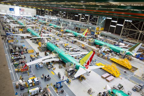 Jeszcze w grudniu 2018 Boeing z montowni w Renton w stanie Waszyngton dostarczył 69 samolotów modelu 737 MAX, co było jednorazowym rekordem. Wówczas plan przewidywał dostawy na poziomie 52 maszyn miesięcznie, z możliwością zwiększenia ich liczby do 57, o ile uda się pokonać problemy z łańcuchem dostaw, dotyczące szczególnie silników. Po uziemieniu już dostarczonych samolotów, Boeing ograniczył produkcję o 20%, by teraz przerwać ją całkowicie. Dla wielu kooperantów oznacza to poważne kłopoty, a nawet widmo bankructwa... / Zdjęcie: Boeing