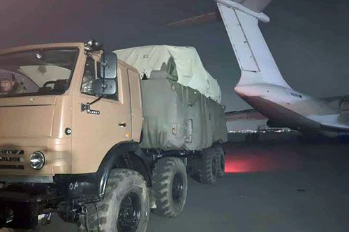 Wyładunek pojazdu kompleksu przeciwlotniczego krótkiego zasięgu 9K331MKM Tor-M2MK z samolotu transportowego Ił-76TD armeńskich wojsk lotniczych / Zdjęcie: via Nikol Paszinian