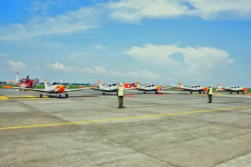 5 samolotów Piper PA-28-181 Archer DX podczas uroczystości przekazania Pusat Penerbangan Angkatan Laut, która odbyła się w morskiej stacji lotniczej Juanda w Surabaya / Zdjęcie: MO Indonezji