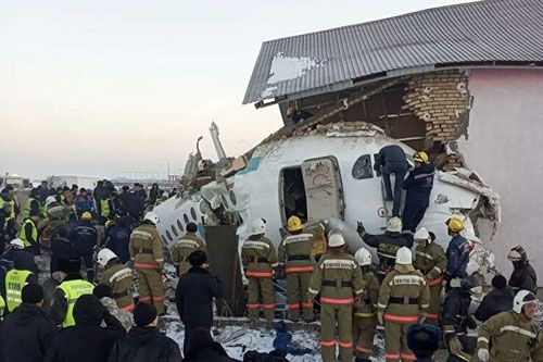 Przednia część rozbitego Fokkera 100 wbiła się w budynek. Kadłub samolotu złamał się u nasady skrzydeł. Odłamał się też jego część ogonowa z usterzeniem / Zdjęcie: Komitet CzS MWD Kazachstanu