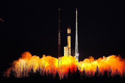 Rakieta nośna Rokot z 3 satelitami telekomunikacyjnymi Goniec-M i satelitą wojskowym startuje z kosmodromu Plesieck / Zdjęcie: Roskosmos