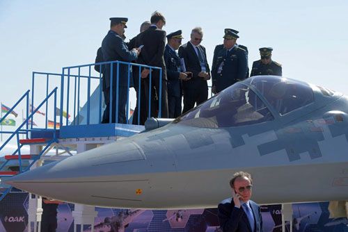 Prezentacja delegacji algierskich wojsk lotniczych, z dowódcą gen. mjr. Hamidem Boumaizą, myśliwca wielozadaniowego Su-57 (T-50-KNS) podczas MAKS 2019 w Żukowskim pod Moskwą. Algierski pilot mógł się wówczas zapoznać z rosyjskim samolotem także w jego symulatorze / Zdjęcie: MenaDefense