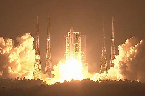 Najcięższa chińska rakieta nośna Chang Zheng 5 Y3 startuje z ośrodka kosmicznego Wenchang na wyspie Hajnan, 27 grudnia 2019, 20:45 czasu lokalnego (12:45 GMT) / Zdjęcie: CCTV