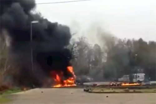 Płonący wrak samolotu, który rozbił się wkrótce po starcie z lotniska pod Lafayette. Pożar objął także dwa samochody na parkingu / Zdjęcie: headtopics