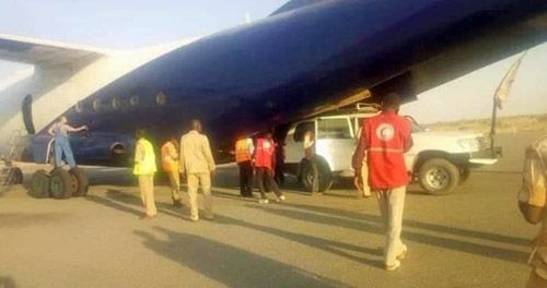 Załadunek przed startem samolotu An-12 lotniska el-Geneina w Sudanie. Samolot miał przewieźć do Chartumu m.in. poszkodowanych w konflikcie w Darfurze Zachodnim / Zdjęcie: Twitter