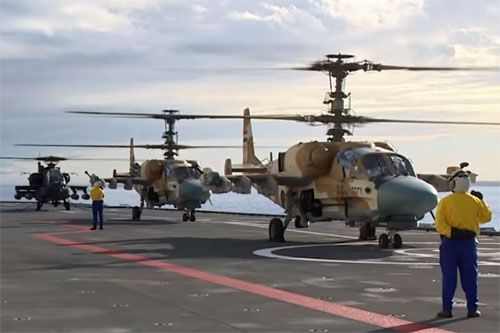 Rosyjskie śmigłowce bojowe Ka-52 na pokładzie okrętu desantowego L 1010 Gamal Abdel Nasser typu Mistral. Za nimi amerykański AH-64D Apache / Zdjęcie: via MO Egiptu