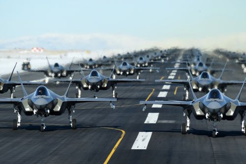 Demonstracja zdolności bojowej eskadr z bazy Hill. Na drodze startowej kołują 52 wielozadaniowe samoloty bojowe F-35A / Zdjęcia: US Air Force