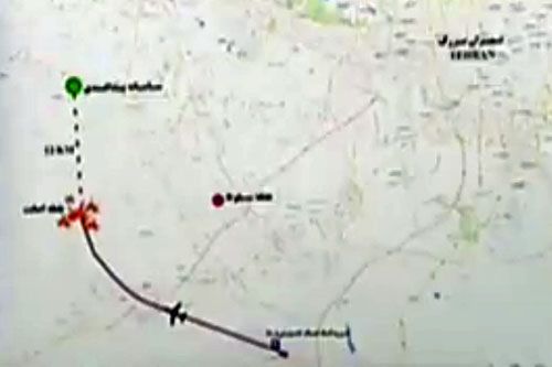 Trasa lotu Boeinga 737-800 ukraińskich linii lotniczych, który został zestrzelony po starcie z Teheranu. Pokazano też położenie kompleksu 9K331 Тоr-М1, z którego wystrzelono pocisk(-i) w kierunku samolotu. Jak wynika z irańskiej prezentacji, samolot ostrzelano, gdy skręcił w kierunku wyrzutni / Zdjęcie: Twitter