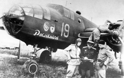 B-25 z 13. pułku gwardii podczas przygotowań do lotu…