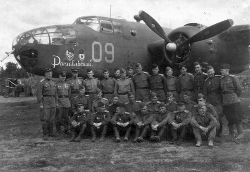 Grupa lotników 13. gwardyjskiego pułku bombowego przed swoim Mitchellem sfotografowana latem 1944