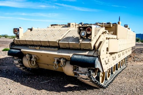 W porównaniu z M113 AMPV ma lepszą odporność balistyczną i przeciwminową, mobilność, a także dysponuje większą kubaturą wnętrza umożliwiającą montaż bogatszego zestawu wyposażenia lub transport większej liczby żołnierzy / Zdjęcie: US Army