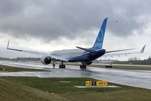 Prototyp Boeinga 777X w czasie przygotowań do pierwszego lotu, z uniesionymi końcówkami gigantycznych skrzydeł z kompozytu węglowego, największego, jakie kiedykolwiek zaprojektowano. Paine Field, 24 stycznia 2020 / Zdjęcie: Mike Siegel – The Seattle Times