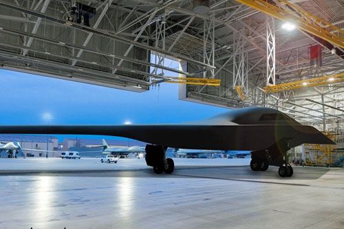 Wizja nowego bombowca strategicznego stealth Northrop Grummana B-21 Raider w hangarze bazy USAF Ellsworth / Ilustracja: US Air Force