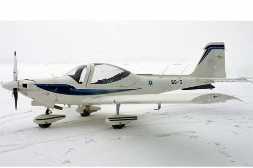 W typowo fińskich zimowych warunkach uruchomiono w Tikkakoski podstawowe szkolenie lotnicze kandydatów na pilotów wojskowych lotami na pierwszym oddanym do użytku samolocie Grob 115E-FIB GO-3 / Zdjęcie: Patria via Derek Bower