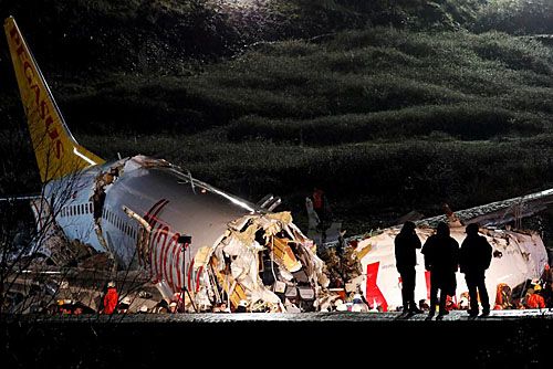 Wrak rozbitego na lotnisku Sabiha Gökçen w Stambule samolotu Boeing 737 tureckich linii Pegasus / Zdjęcie: TPX