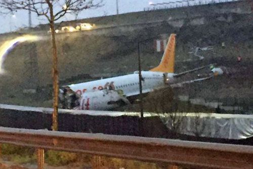 Po wypadnięciu z pasa Boeing 737 tureckich linii Pegasus spadł z wysokiej skarpy. Na szczęście jego pożar udało się ugasić, dzięki czemu liczba ofiar śmiertelnych jest ograniczona / Zdjęcie: Twitter