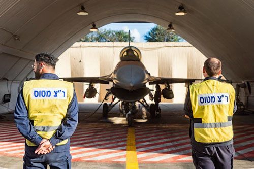 Myśliwiec F-16 w schronie bazy Hatzor. Widzimy, że miejsca dyslokacji maszyn znajdują się poniżej poziomu lotniska, co w przypadku nadejścia ulewy, skończyć się może podtopieniem... / Zdjęcie: IDF