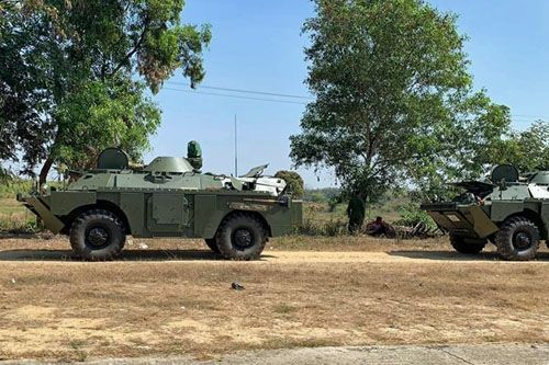 Zmodernizowane kołowe transportery opancerzone BRDM-2MS jadą z Jangon (Rangun) do bazy wojskowej w Mandalaj / Zdjęcie: Twitter