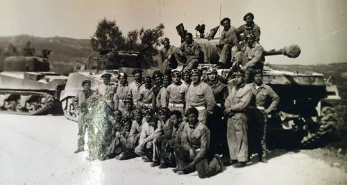 Odnalezione przez Agencję Lotniczą Altair zdjęcie archiwalne ze zbioru pamiątek po pancerniaku 3. Pułku Ułanów Śląskich 14. Wielkopolskiej Brygady Pancernej – Henryku Drygałło (stoi za pierwszym klęczącym), ukazuje szkolenie kierowców czołgów Sherman we Włoszech w 1945. Na pierwszym planie widzimy czołg Sherman Firelfly I, najprawdopodobniej ze spawanym kadłubem / Zdjęcie: Archiwum rodziny Henryka Drygałło