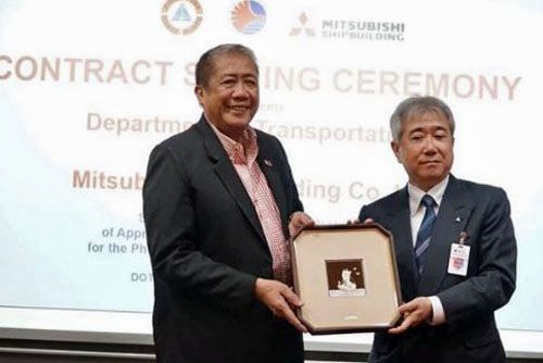 Sekretarz Ministerstwa Transportu Filipin Arthur Tugade i prezes, dyrektor generalny Mitsubishi Shipbuilding Koji Okura po podpisaniu umowy na dostawę dwóch wielozadaniowych okrętów patrolowych (MRRV), 7 lutego 2020 / Zdjęcie: DOTr