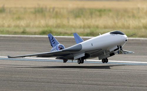 Model Airbusa MAVERIC startuje do lotu testowego. Testy mają potrwać jeszcze kilka miesięcy / Zdjęcie: Airbus