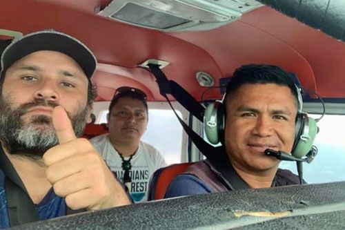 Pilot samolotu Cessna U206G, Israel Viteri (z prawej), który zginął wczoraj w katastrofie w Ekwadorze