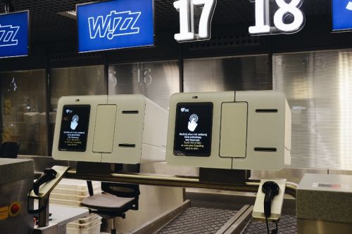 Pierwszym przewoźnikiem korzystającym z 10 uruchomionych na krakowskim lotnisku samoobsługowych stanowisk nadawania bagażu są linie Wizz Air / Zdjęcie: MPL im. Jana Pawła II Kraków-Balice