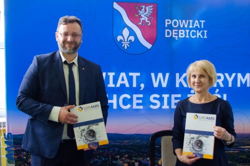 Porozumienie zostało podpisane przez dyrektora biura marketingu LOTAMS Marcina Kwietniaka i dyrektora Technikum nr 4 Renatę Ziębę, podczas obchodów święta patrona szkoły / Zdjęcie: LOTAMS