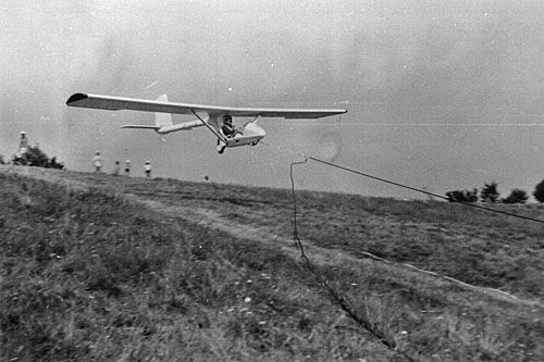 Start z lin gumowych jednomiejscowego szybowca PW-2 Gapa, Bezmiechowa, 5 sierpnia 1990. Jedno ze zdjęć, które mogli zobaczyć uczestnicy XXV Balu Lotników i Polskiej Obronności
