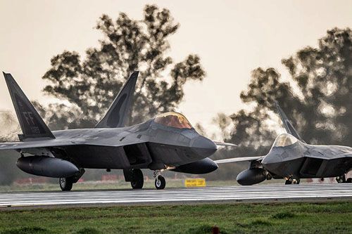 Dwa F-22A kołują podczas międzylądowania w bazie Moron w Hiszpanii / Zdjęcie: David M. Parody