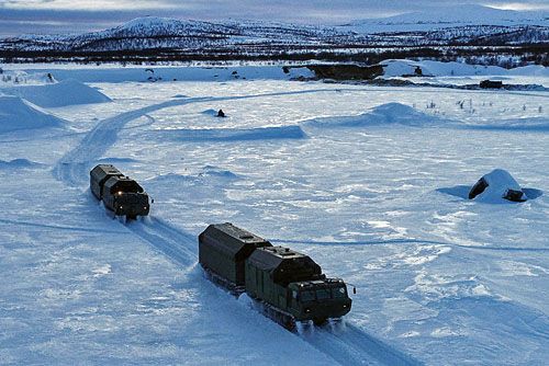 Pojazdy D-30 z komponentami nowej rosyjskiej kuchni polowej w czasie testów w warunkach arktycznych / Zdjęcie: MO FR