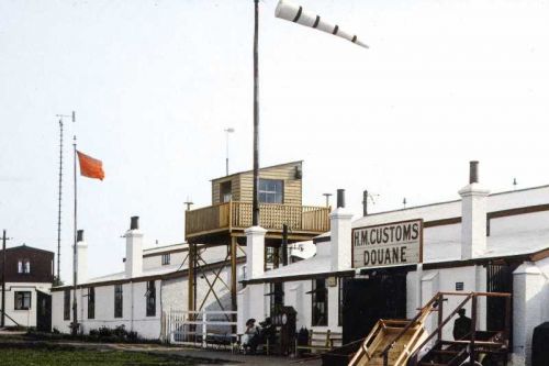 Z okazji setnej rocznicy oddania wieży do użytku na byłym londyńskim lotnisku Londyn-Croydon brytyjski organ zarządzania ruchem lotniczym opublikował zdjęcia sprzed lat, pokazujące ówczesne warunki pracy kontrolerów. Ich cyfrową obróbką i pokolorowaniem zajęła się Marina Amaral / Zdjęcia: NATS 