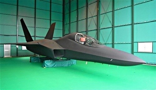 Mitsubishi prowadzi prace nad własnym samolotem ATD-X, opartym na koncepcji F-22. Na zdjęciu makieta o długości ok. 14 m, wykonana z kompozytów węglowych w Komakiminami Factory w Aichi, która w ostatnich miesiącach 2005 służyła do badania własności stealth w laboratorium Solange w Bruz należącym do francuskiej DGA