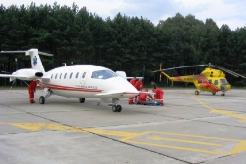 Jeden z Piaggio 180 Avanti, wraz ze śmigłowcem Mi-2 Plus, na lotnisku w Zielonej Górze. Pierwszy z samolotów tego typu (nr SP-MXH), przybył do Polski w maju 2004. Drugi (nr SP-MXI), ze zmodernizowaną awioniką i silnikami Pratt & Whitney Canada PT6A-66B, w kwietniu 2007. Jednostki napędowe, o mocy 850 KM każda, zapewniają maszynom prędkość maksymalną 730-745 km/h i prędkość przelotową niemal 600 km/h, w przy zasięgu prawie 2600 km / Zdjęcie: LPR