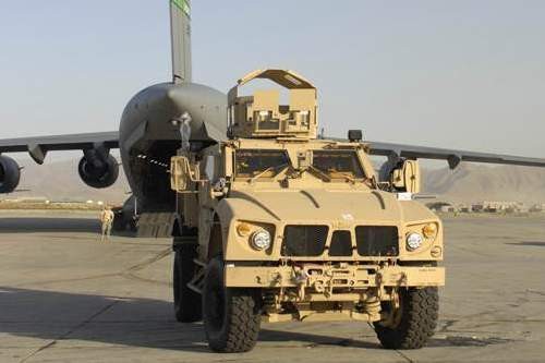 Pierwszy M-ATV na lotnisku w Kabulu. Oshkosh zapewnia realizację wyjątkowo ekspresowej transakcji: wyprodukuje ponad 5300 pojazdów w 6 miesięcy. Prawie 15-tonowe samochody, przeznaczone dla 5 żołnierzy, już zaczęły być dostarczane do Afganistanu, na pokładach ciężkich, transportowych C-17 Globemaster III / Zdjęcie: USAF