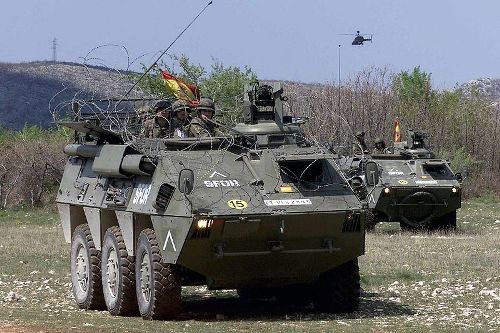 Pegaso 3560 BMR (obecnie, po modernizacjach oznaczany jako BMR-M1) jest wykorzystywany również przez Arabię Saudyjską, Egipt, Maroko i Peru. Pojazdy tego typu brały udział w wielu międzynarodowych interwencjach z udziałem żołnierzy hiszpańskich. Dzisiaj władze wojskowe w Madrycie widzą jednak konieczność znalezienia ich młodszego i bardziej nowoczesnego następcy / Zdjęcie: USAF